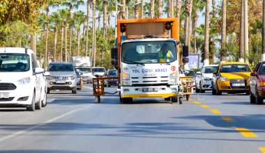 MERSİN’DE YOL ÇİZGİLERİ YENİLENİYOR