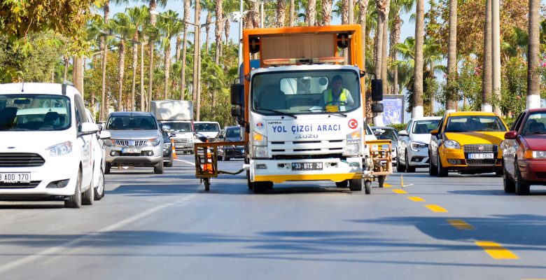 MERSİN’DE YOL ÇİZGİLERİ YENİLENİYOR