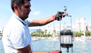 SU YÜZEYİNDEN VE DİBİNDEN NUMUNELER ALINDI