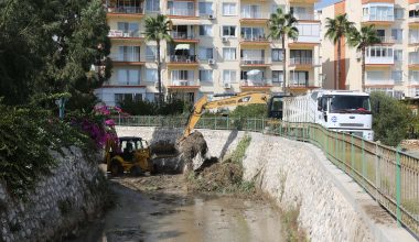 Mezitli Belediyesi dere yataklarında temizlik çalışmalarına  başladı