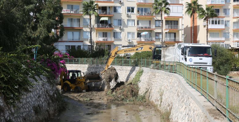 Mezitli Belediyesi dere yataklarında temizlik çalışmalarına  başladı