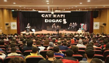 Erdemli Belediyesi Şehir Tiyatrosu sezon açılışını yaptı.