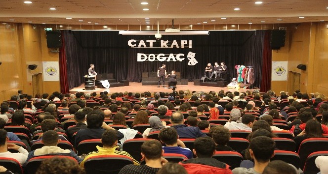 Erdemli Belediyesi Şehir Tiyatrosu sezon açılışını yaptı.