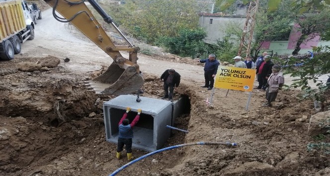 Yağışlardan zarar gören yollar onarıldı