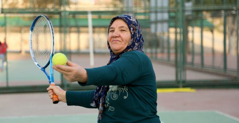 TOROSLAR’IN TENİSÇİ DURDU TEYZESİNE HÜLYA AVŞAR’DAN DAVET GELDİ!