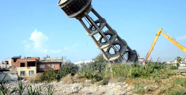 TEHLİKE YARATAN SU KULESİ KONTROLLÜ BİR ŞEKİLDE YIKILDI
