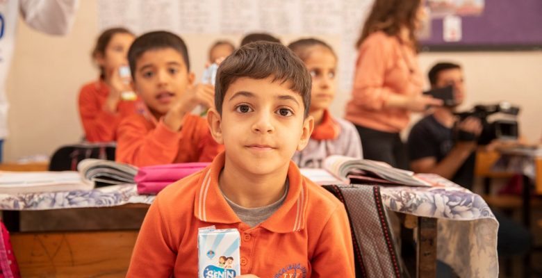 BÜYÜKŞEHİR OKULLARDA ÜCRETSİZ SÜT DAĞITIMINA BAŞLADI