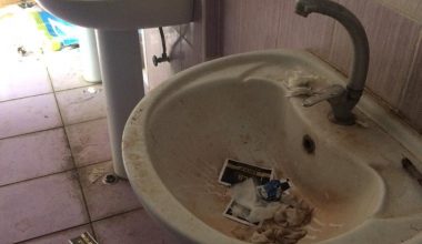 ÜNİVERSİTENİN TUVALETLERİ REZALET BİR HALDE!!!