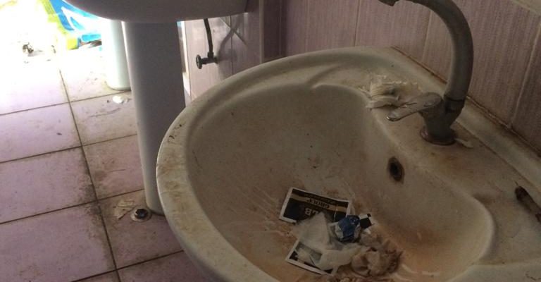 ÜNİVERSİTENİN TUVALETLERİ REZALET BİR HALDE!!!