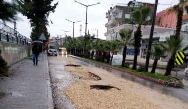 AKDENİZ’DE YAĞMURUN YOL AÇTIĞI HASAR ONARILIYOR