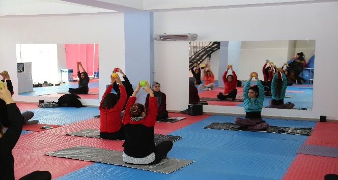 Erdemli Belediyesi Kadın Spor Merkezi spora devam ediyor