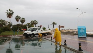 Mezitli Belediyesi, merkezde sel, kırsalda karla mücadele etti