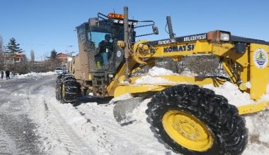 Erdemli belediyesi tarafından  karla mücadele çalışmaları devam  ediyor