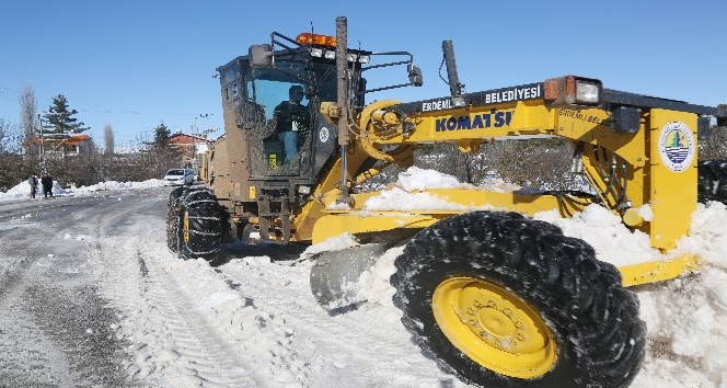 Erdemli belediyesi tarafından  karla mücadele çalışmaları devam  ediyor
