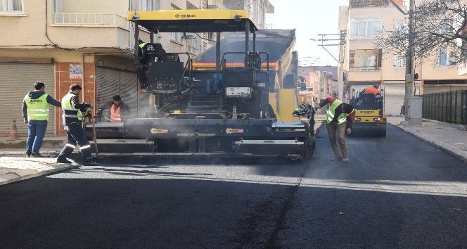 Toroslar Belediyesinin asfalt çalışmaları sürüyor