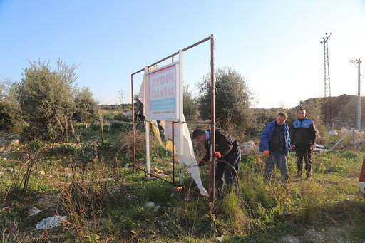 ERDEMLİDE İZİNSİZ TABELALAR SÖKÜLÜYOR