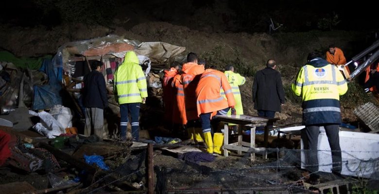 AŞIRI YAĞIŞLAR CAN ALDI… YOLLAR SULAR ALTINDA KALDI