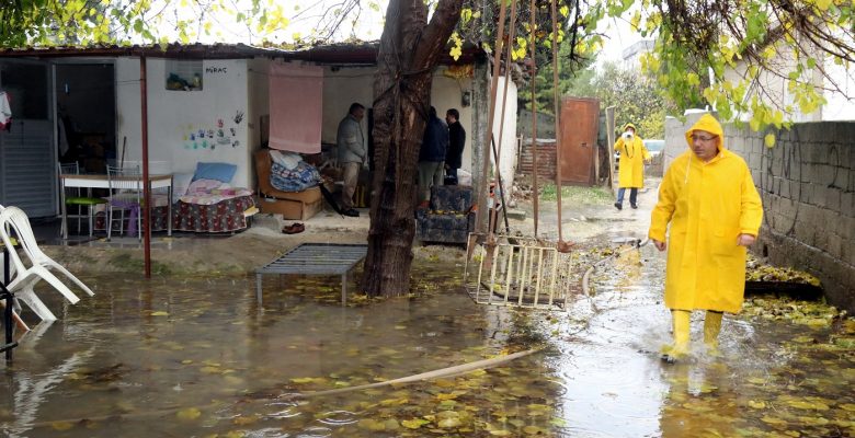 Başkan Mustafa Gültak, su basan mahallelere gitti