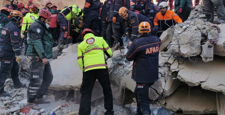 MERSİN BÜYÜKŞEHİR BELEDİYESİ’NİN TÜM BİRİMLERİ ELAZIĞ İÇİN TEYAKKUZDA