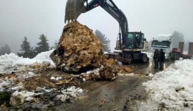 YAMAÇTAN KOPAN DEV KAYA YOL KAPATTI