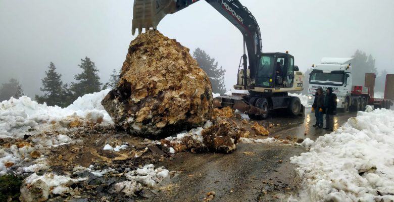 YAMAÇTAN KOPAN DEV KAYA YOL KAPATTI