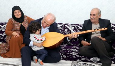 Başkan Gültak, Sosyal Medyada Fenomen Olan Personeli Evinde Ziyaret Etti