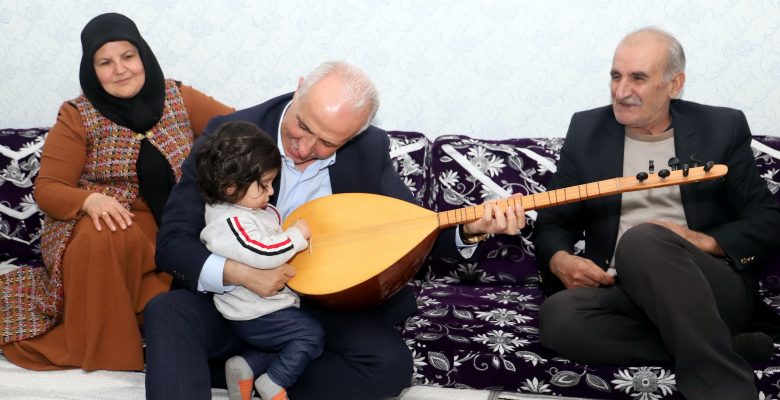 Başkan Gültak, Sosyal Medyada Fenomen Olan Personeli Evinde Ziyaret Etti