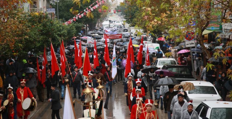 Yağmura rağmen Mersinliler Türkiye’ye örnek oldu