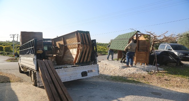 Erdemli Belediyesi otobüs duraklarını kendi atölyesinde üretiyor