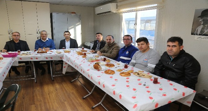 Başkan Tarhan çalışanlarla kahvaltıda buluştu