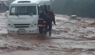 Selde Kalan Öğrenci Servisini İtfaiye Ekipleri Kurtardı