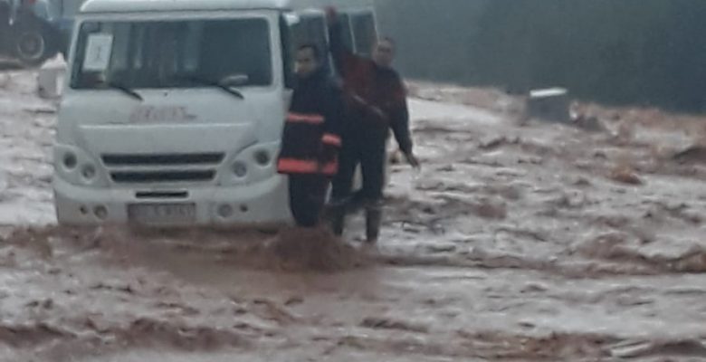 Selde Kalan Öğrenci Servisini İtfaiye Ekipleri Kurtardı