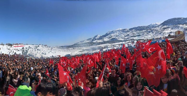 Toroslar Belediyesi, kentte bir ilki gerçekleştirerek Kar Festivali düzenledi.