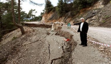 Eredmil’de heyelanda zarar gören yollar onarılıyor