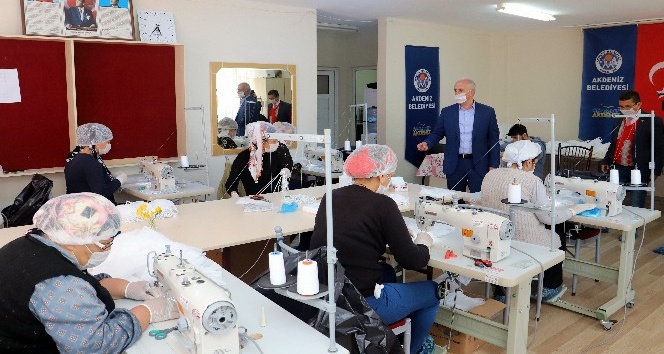 Akdeniz Belediyesi, günlük 5 bin adet tıbbi maske üretiyor