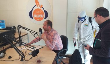 TOROSLAR BELEDİYESİ RADYO ÜLKÜ DE CANLI YAYIN SIRASINDA DEZENFEKSİYON YAPTI!