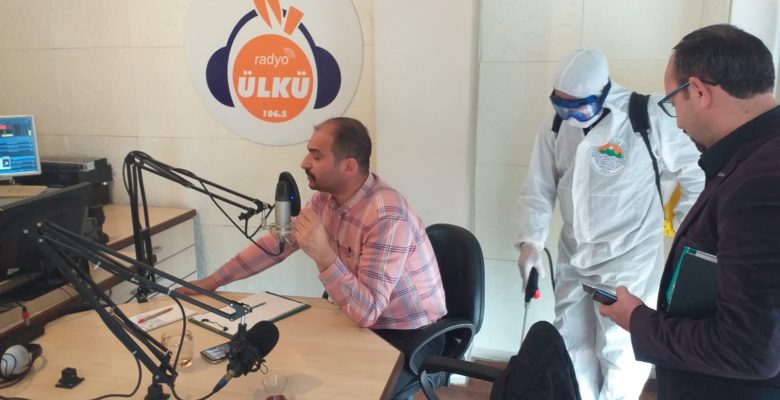 TOROSLAR BELEDİYESİ RADYO ÜLKÜ DE CANLI YAYIN SIRASINDA DEZENFEKSİYON YAPTI!