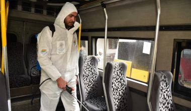 Toroslar Belediyesi yolcu minibüslerini dezenfekte ediyor