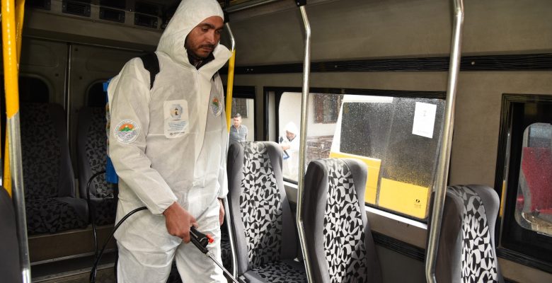 Toroslar Belediyesi yolcu minibüslerini dezenfekte ediyor