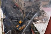 Akdeniz’de çökme riski olan 3 katlı bina kontrollü şekilde yıkıldı