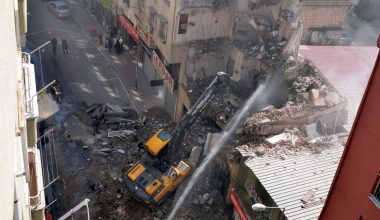 Akdeniz’de çökme riski olan 3 katlı bina kontrollü şekilde yıkıldı