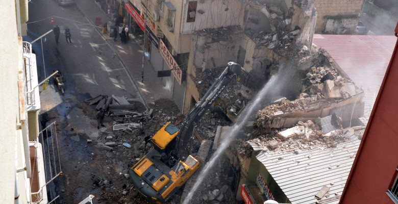 Akdeniz’de çökme riski olan 3 katlı bina kontrollü şekilde yıkıldı