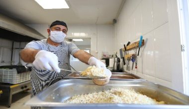 Mezitli Belediyesi evden çıkamayana yemek dağıtıyor
