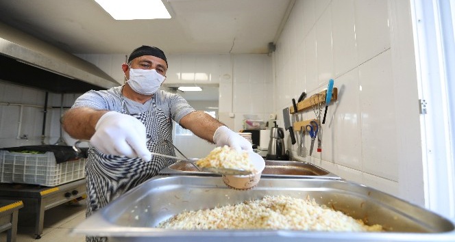 Mezitli Belediyesi evden çıkamayana yemek dağıtıyor