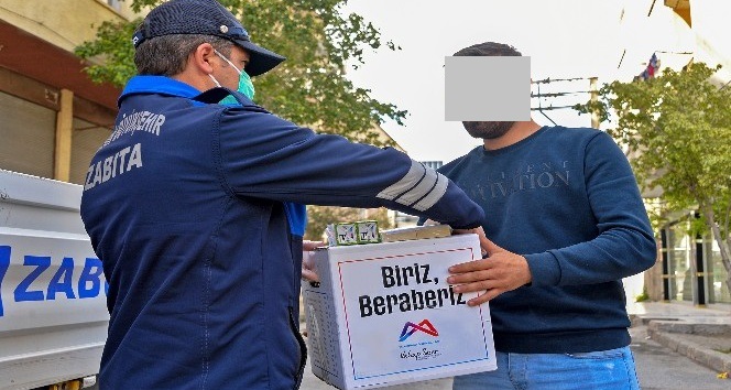 Büyükşehir Belediyesinden seyyar satıcılara gıda desteği