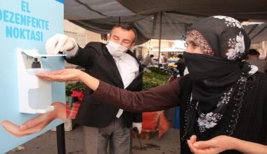 Akdeniz’de pazar yerlerine el dezenfekte noktaları kuruldu