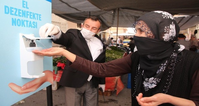 Akdeniz’de pazar yerlerine el dezenfekte noktaları kuruldu
