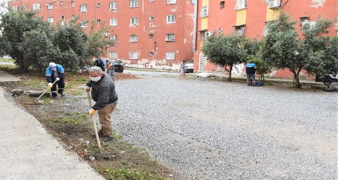 Toroslar’da toplu konut alanlarında bakım yapılıyor