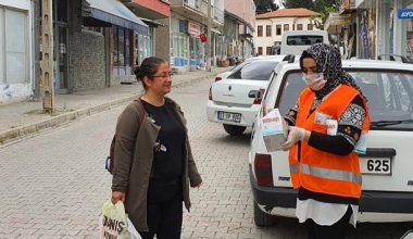 Mut belediyesi halka maske dağıttı