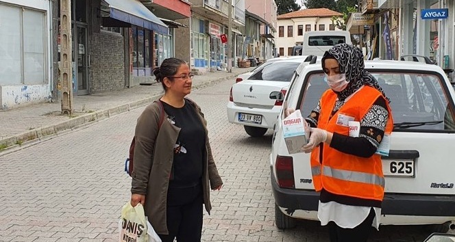 Mut belediyesi halka maske dağıttı